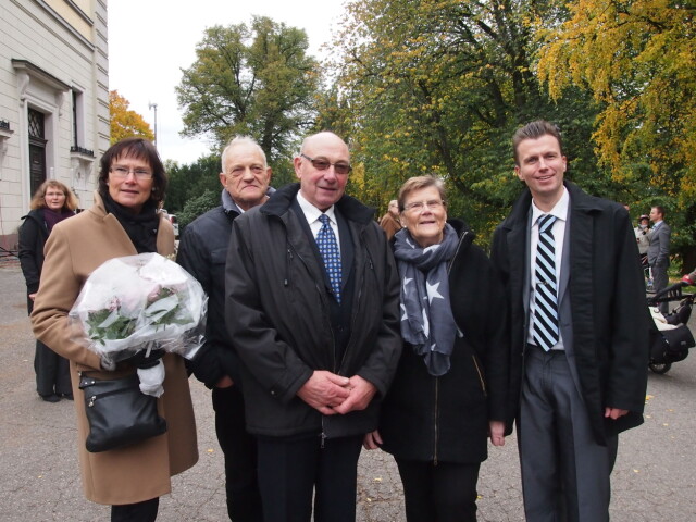STORFAMILIEN: Sylvi Listhaug ble gratulert av foreldrene Harriet og Jan Steffen (t.v.), besteforeldrene Karl og Magny, og ektemannen Espen Espeset. Foto: Arne-Petter Lorentzen STORFAMILIEN: Sylvi Listhaug ble gratulert av foreldrene Harriet og Jan Steffen (t.v.), besteforeldrene Karl og Magny, og ektemannen Espen Espeset. Foto: Arne-Petter Lorentzen